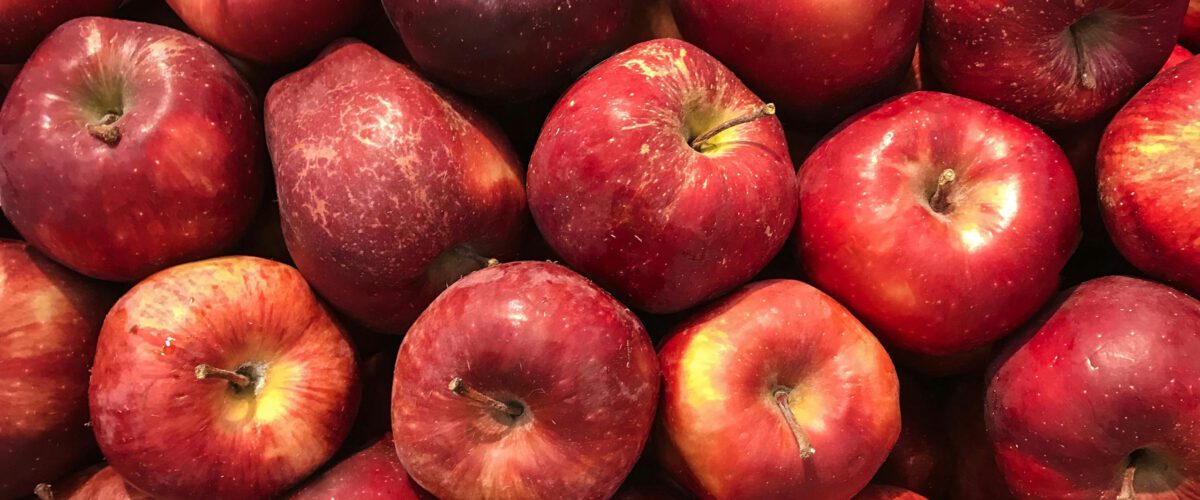 Foto von Matheus Cenali A vibrant collection of fresh red apples showcasing healthy abundance.
