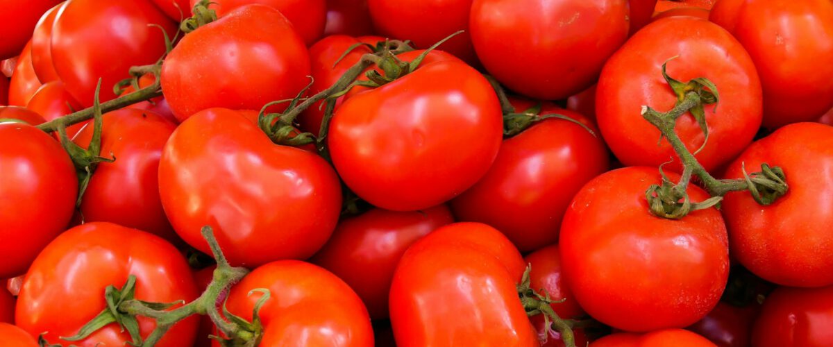 Foto von Pixabay A vivid collection of fresh, ripe red tomatoes perfect for nutritious meals.